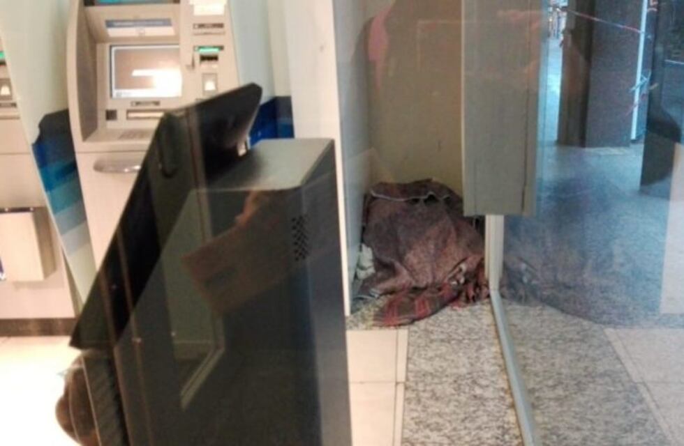 Niños durmiendo en cajeros automáticos, una imagen que se repite