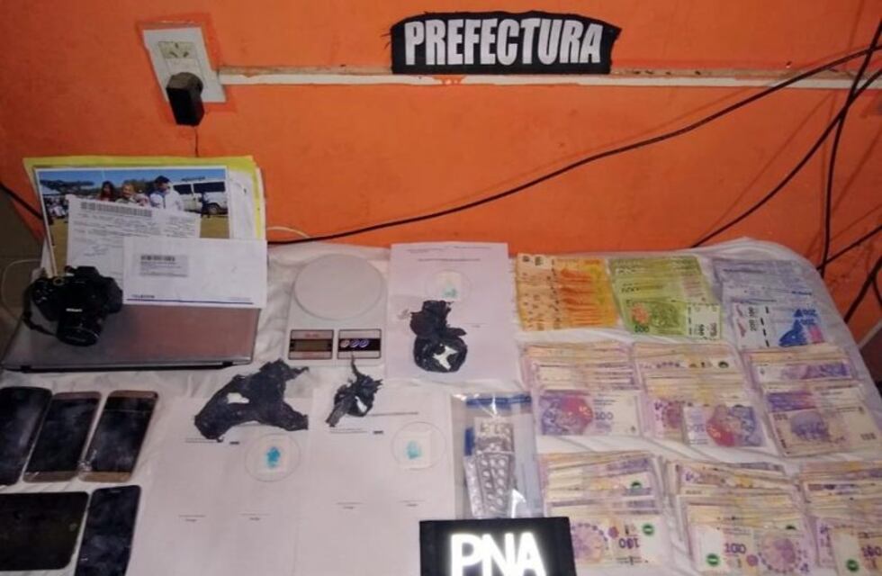 Detuvieron a seis personas y secuestraron armas y droga en múltiples allanamientos