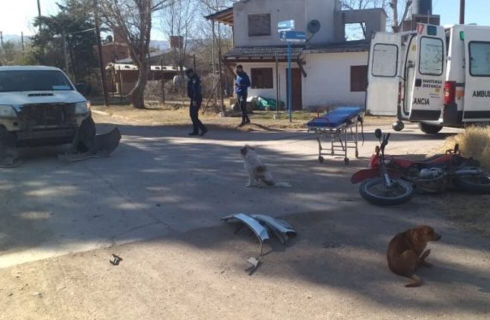 Choque entre una moto y una camioneta