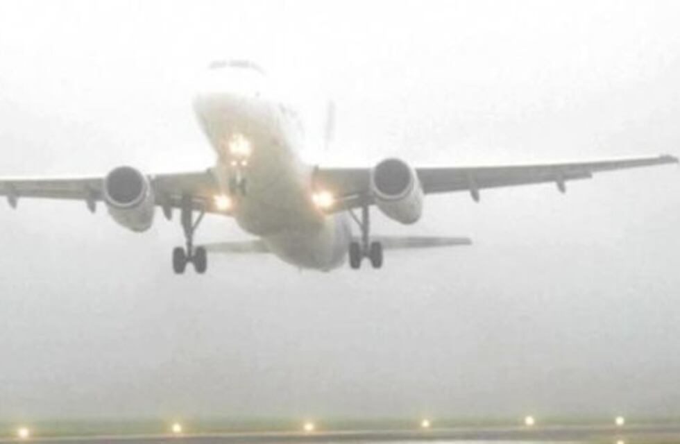 Hay demoras y reprogramaciones en el aeropuerto de Ezeiza por la intensa niebla