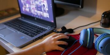 A student attends an online class from home in Miami, Florida, U\u002ES\u002E, on Thursday, Sept\u002E 3, 2020\u002E In a victory for state education leaders, an appeals court said Monday that Florida’s school \u002E Photographer: Eva Marie Uzcategui/Bloomberg clases por zoom educacion a disctancia clase en casa estudiando en casa videoconferencia