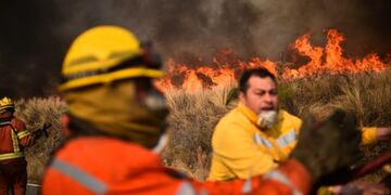 Bomberos combaten los incendios en la zona de Bosque Alegre para evitar que las llamas alcancen al Observatorio Astronómico\u002E (La Voz)