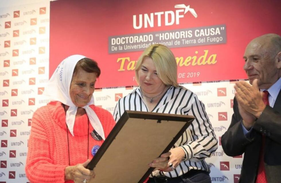 Se entregó el título de Doctorado "Honoris Causa" a la Sra. Lidia Estela Mercedes Miy Uranga , Taty Almeida