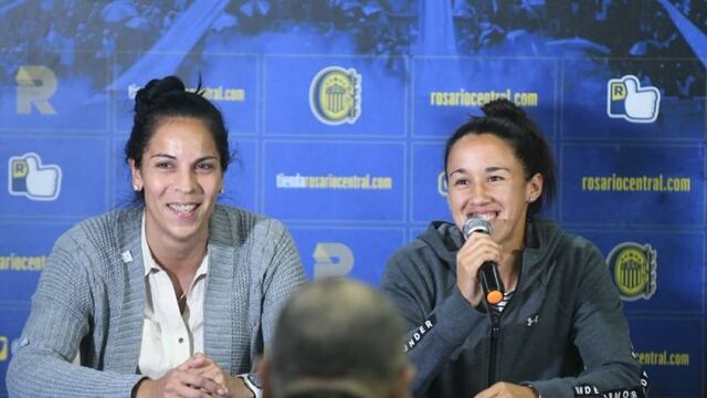 La arquera y la defensora brindaron una conferencia de prensa luego del acto\u002E (@carcoficial)