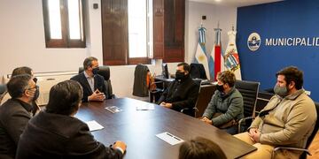 Reunión entre el intendente de la ciudad Adán Bahl y representantes de la cámara que nuclea a los gimnasios y afines de Paraná\u002E