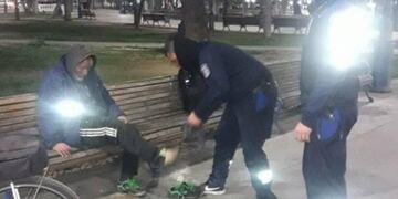 Hombre que recibió las zapatillas