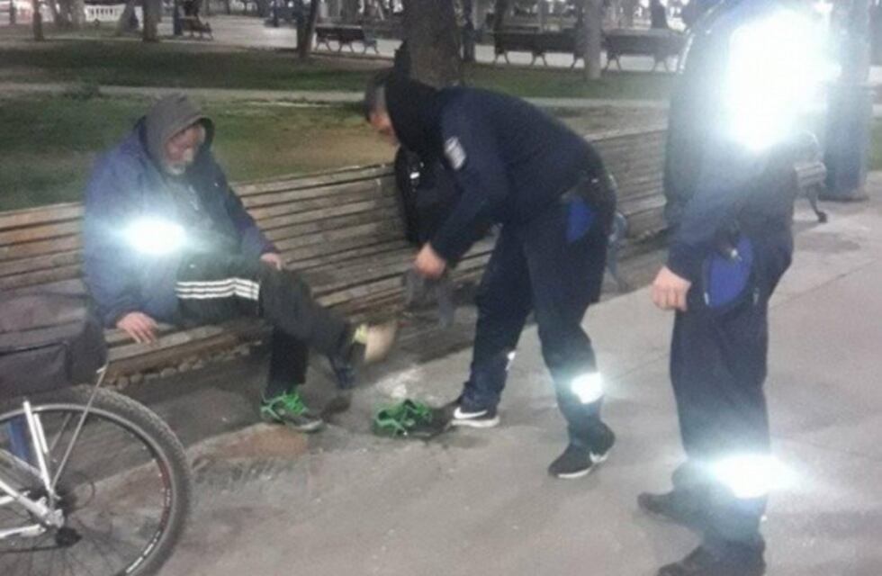 En la noche le consiguieron zapatillas y en la mañana las vendió para comprar vino