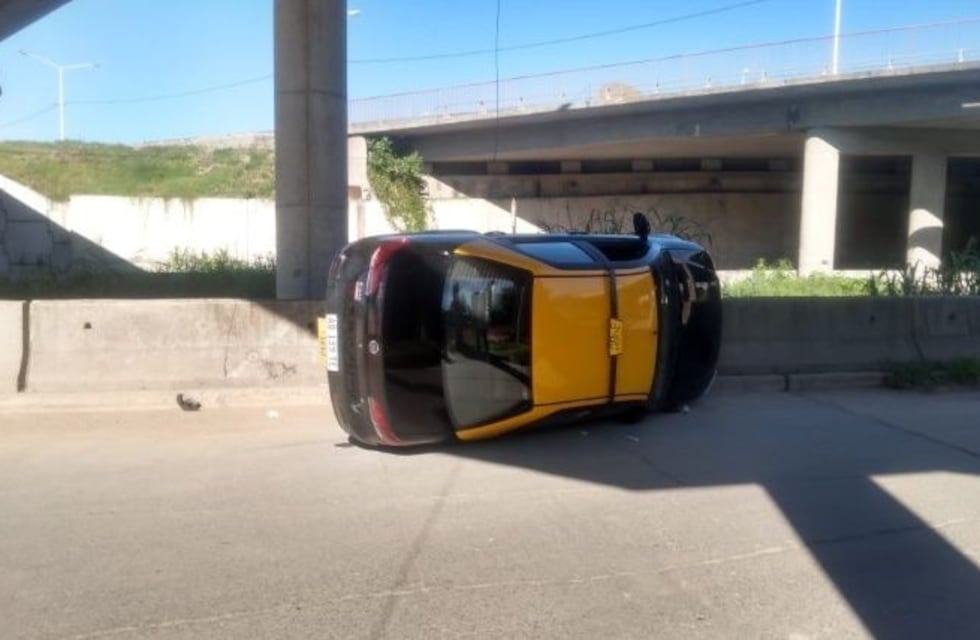 Un taxista se durmió y volcó en Barrio Rucci