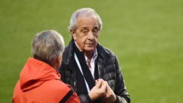 Argentina's River Plate president Rodolfo D'Onofrio (R) stands on the pitch during a training session at a sub ground of the Nagai Stadium ahead of their next match in the Club World Cup football tournament in Osaka on December 15, 2015. AFP PHOTO / KAZUH