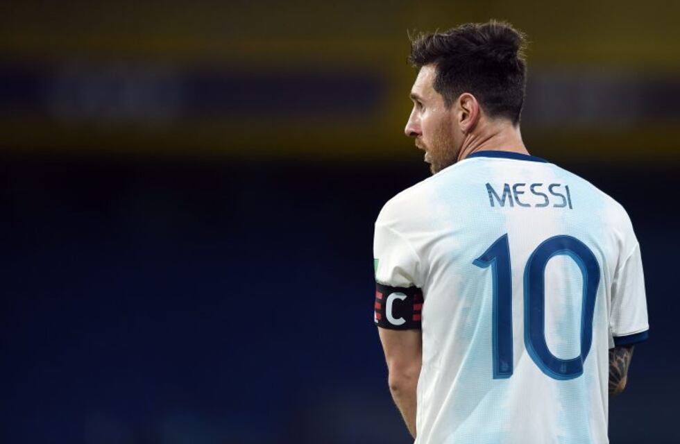 Doble de Lionel Messi se instaló en un ex bar de Rosario y vende sahumerios