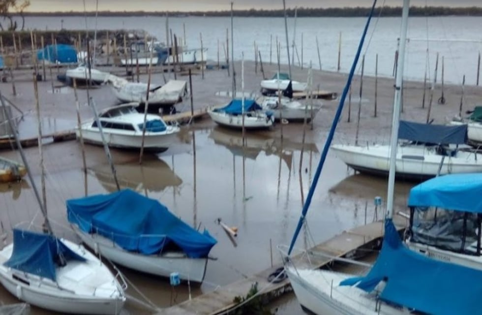 Por la pronunciada bajante del río, hay medio centenar de embarcaciones varadas