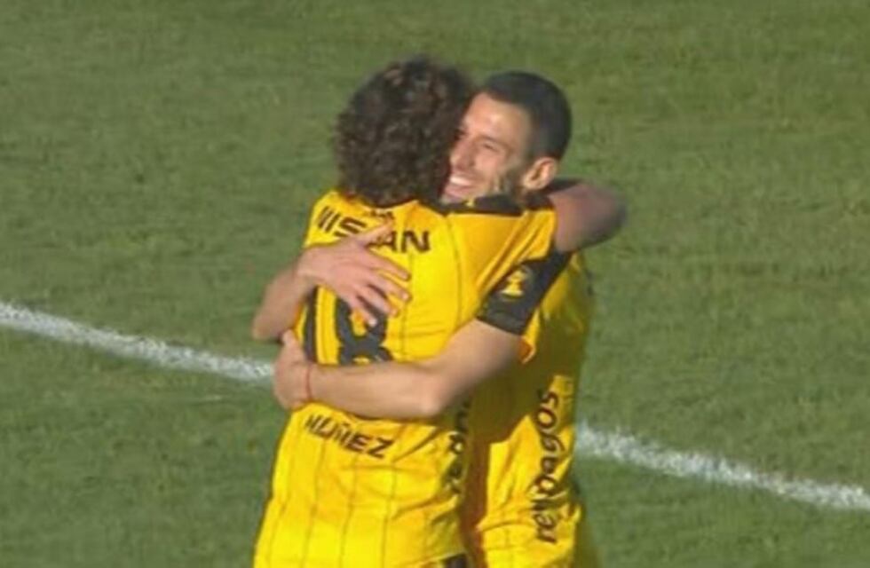 Maxi Rodríguez gritó su primer gol oficial en su debut con la camiseta de Peñarol