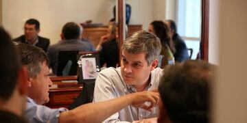 HANDOUT - ARCHIVO - Imagen del jefe de Gabinete argentino, Marcos Peu00f1a, junto al gobernador de la provincia de Chaco, Domingo Peppo, el 12/08/2016 en la ciudad de Resistencia. Un fiscal solicitu00f3 el 29/08/2016 que se abra una investigaciu00f3n penal a Peu00f1a, por el traspaso de las bases de datos personales que maneja la Administraciu00f3n Nacional de la Seguridad Social (Anses) al Poder Ejecutivo para campau00f1as de comunicaciu00f3n oficial.rnFoto: Presidencia Argentina/dpa (Vinculado al texto de dpa