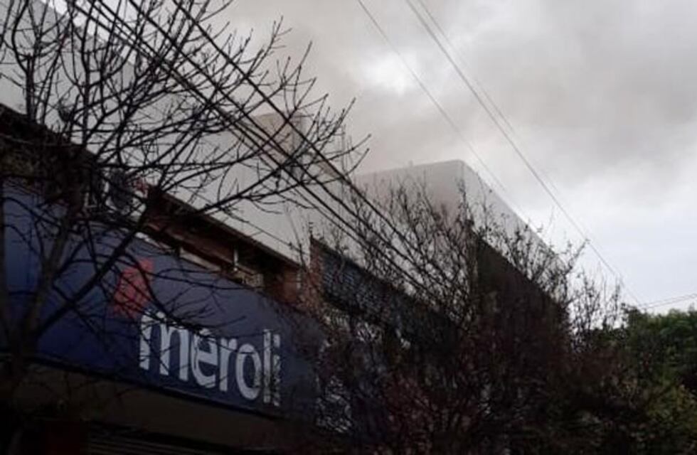 Incendio en un local de Meroli Hogar en barrio Pueyrredón