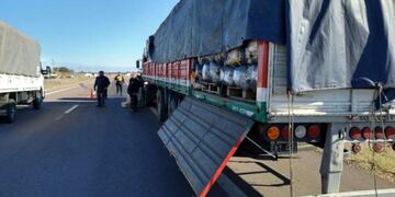 Cargamento secuestrado de ropa y zapatillas truchas en Mendoza