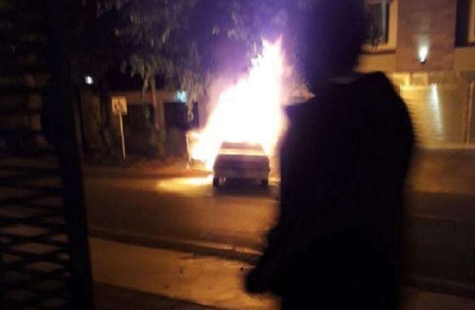 Un hombre chocó contra un poste y su auto se prendió fuego