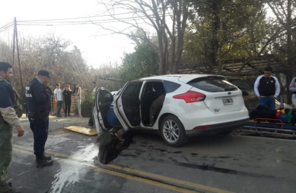 Anisacate: perdió el control, colisionó contra un árbol y quedaron atrapados en el vehículo