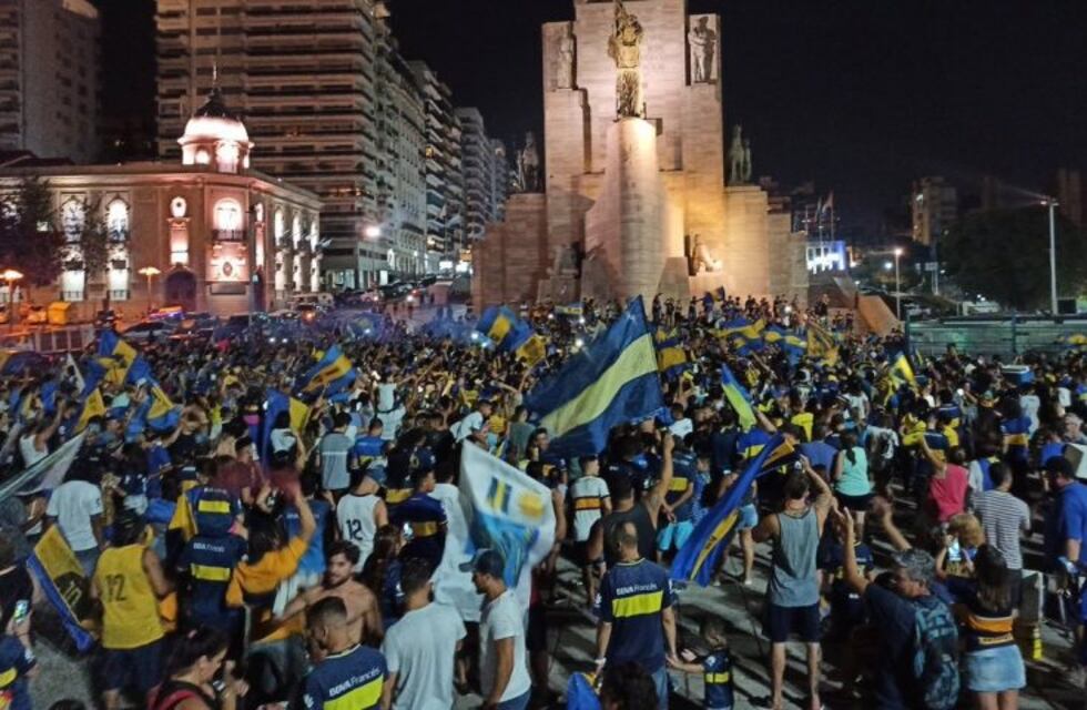 Los hinchas de Boca festejaron el título en el Monumento a la Bandera