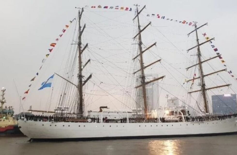 Zarpó la Fragata Libertad bajo una intensa lluvia