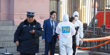 Miembros de la Policía Federal de Argentina inspeccionan el revólver incautado a un hombre detenido cuando trataba de acceder con un revólver a la Casa Rosada, este lunes, en Buenos Aires (Argentina)\u002E Un hombre de 36 años fue este lunes detenido cuando trataba de acceder con un revólver a la Casa Rosada, sede del Gobierno argentino en Buenos Aires, donde pedía tener una audiencia con el presidente Mauricio Macri, informaron fuentes oficiales\u002E EFE/ Juan Ignacio Roncoroni