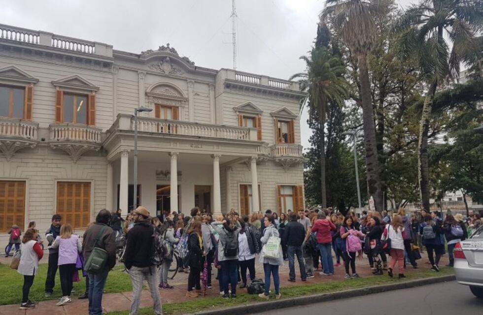 Docentes públicos se movilizan en defensa del salario y las jubilaciones