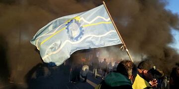 Corte en los accesos de las principales ciudades de Chubut hasta que la Legislatura resuelva el proyecto de ley enviado por Provincia\u002E Foto: Radio Patagonia\u002E