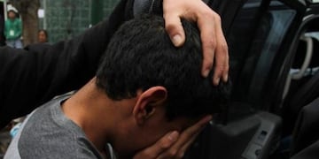 Una pareja llegu00f3 la madrugada del domingo hasta la subcomisaru00eda, y entregu00f3 a la Policu00eda un subfusil que le hallaron a su hijo de 13 au00f1os.