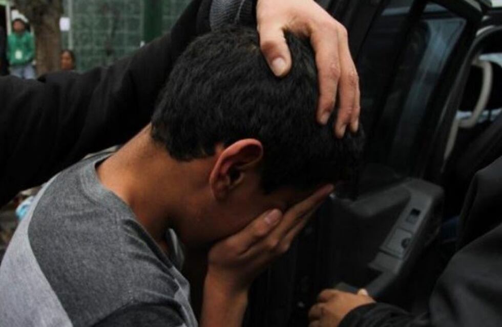 Los padres entregaron a la policía, a su hijo de 13 años con un arma