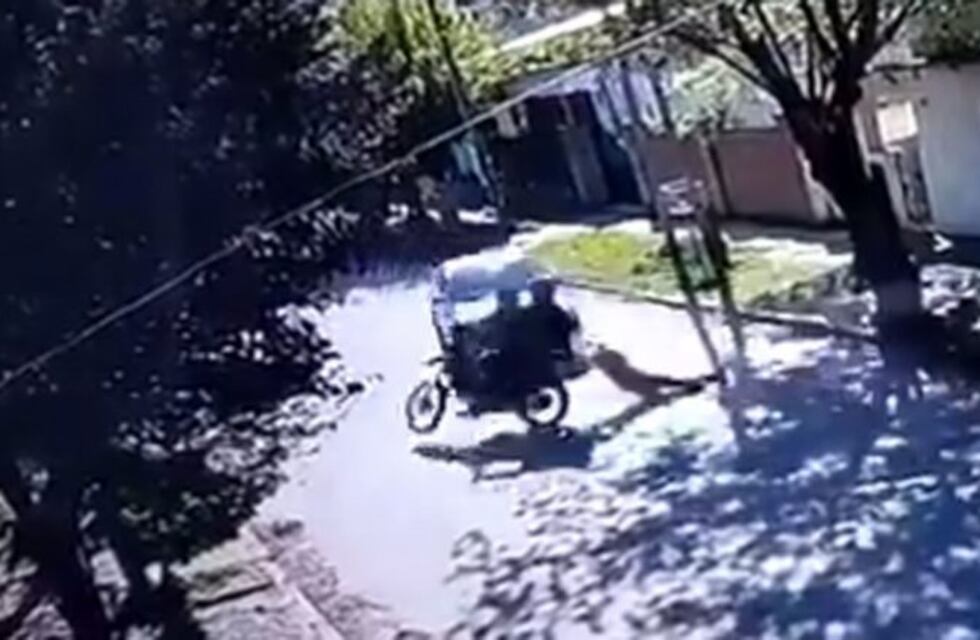 "Quise frenar pero aceleré cuando escuché un tiro", dijo el vecino que atropelló a la joven asaltada en Moreno