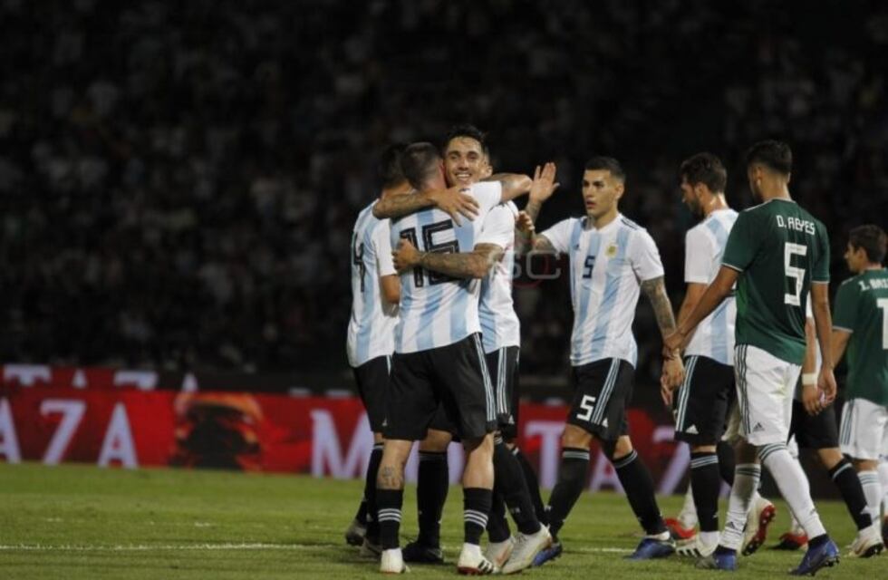 El segundo gol de Argentina vino de un desborde de Renzo Saravia