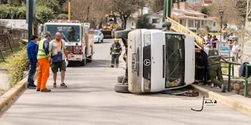 El utilitario embistió con su parte superior la barrera limitadora de altura y terminó recostado sobre la parte derecha\u002E