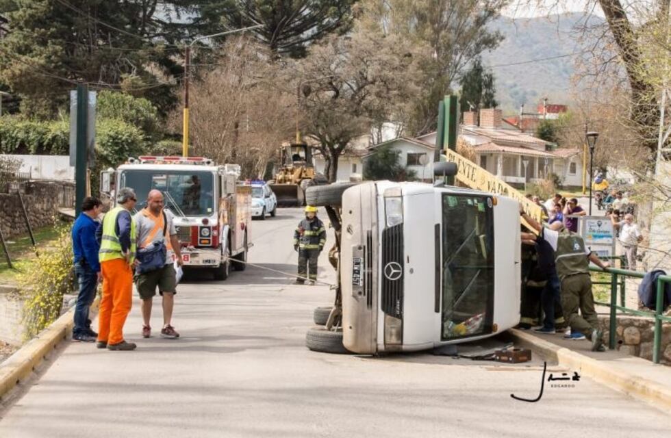 Rozó la barrera limitadora de altura y volcó