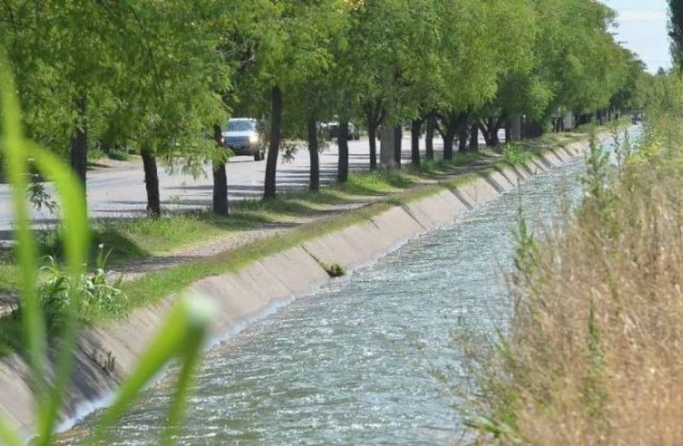 Encontraron muerto a un ciclista en un cauce de riego