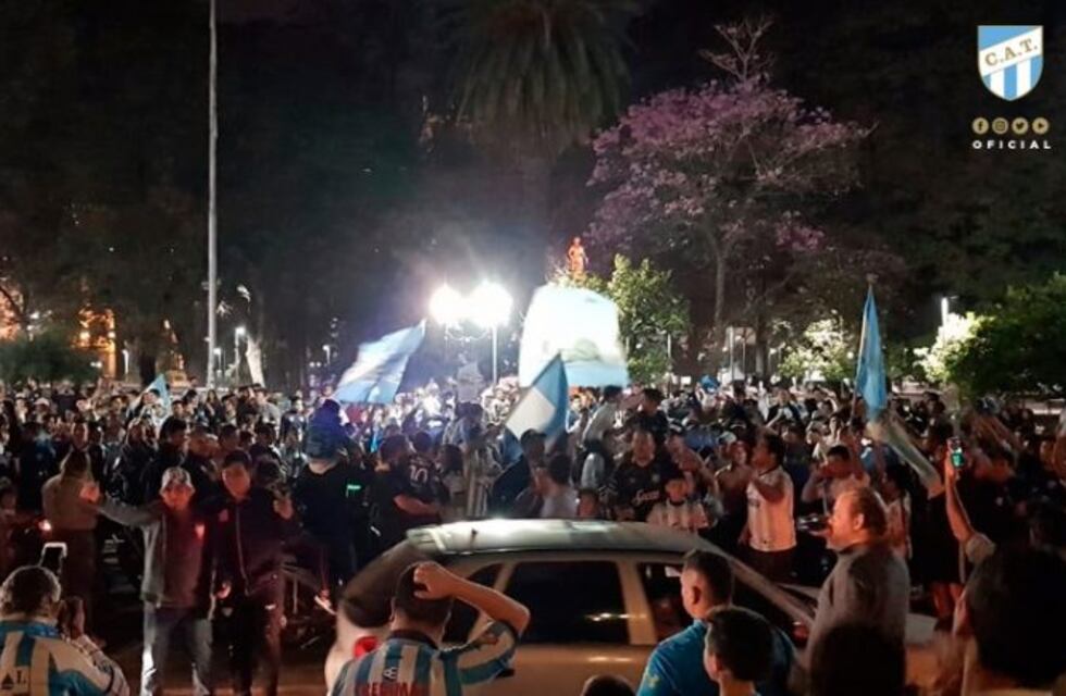 La plaza independencia se tiñó de celeste y blanco para celebrar la clasificación de Atlético