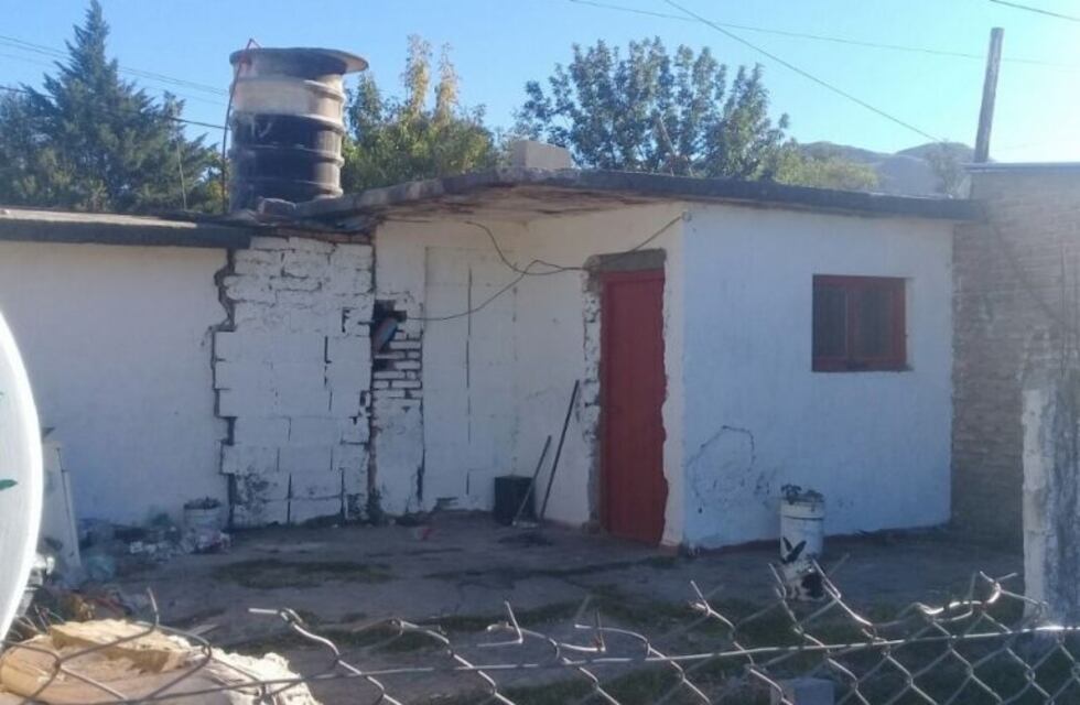 Le pegó a su novia en la cabeza con una loseta porque no quería ir a su casa
