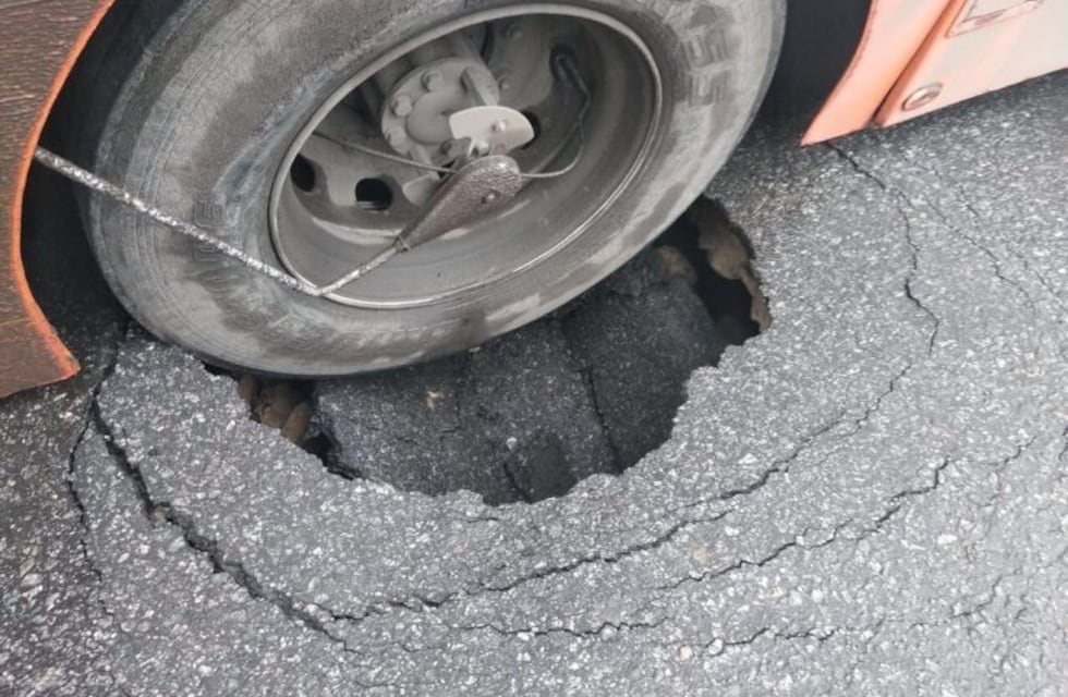 Se hundió la calzada y un colectivo con pasajeros quedó atrapado