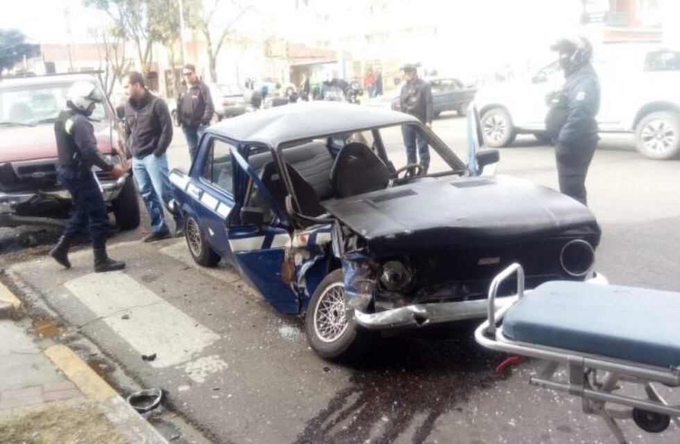 Fuerte accidente en el centro puntano entre una camioneta y un auto