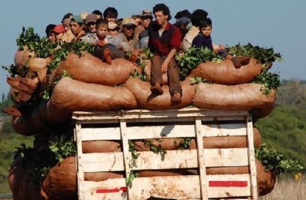 Un tarefero resultó herido luego de caer de un camión en el que viajaba