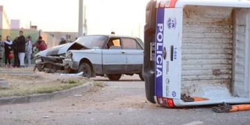 Impresionante accidente entre un Ford Falcon y una camioneta de la Policia de San Luis\u002E Foto; Gentileza\u002E