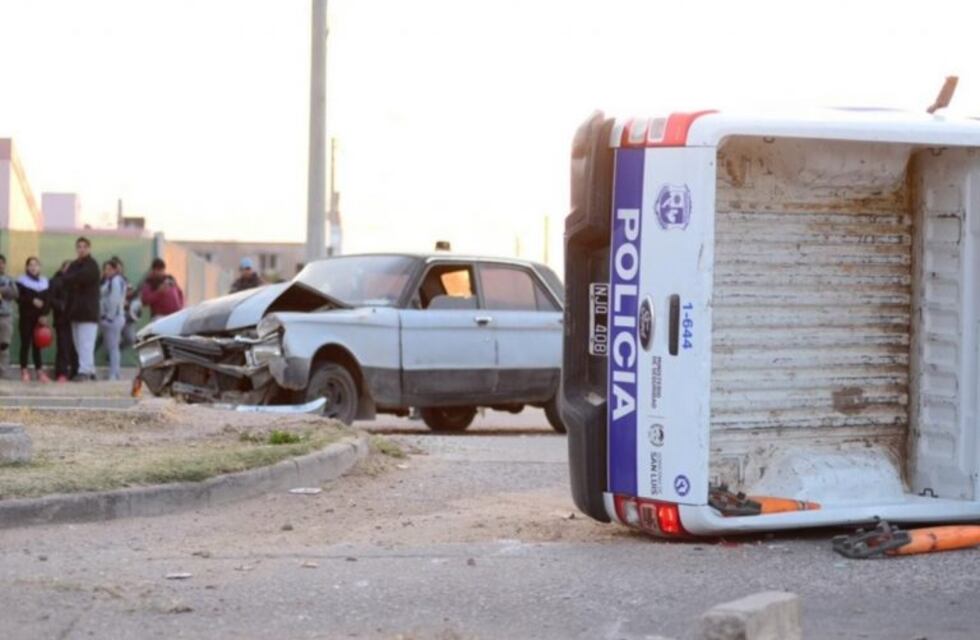 Una camioneta de la Policía de San Luis volcó tras impactar contra un Falcon