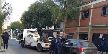 Manejaba alcoholizada, chocó y se negaba a bajar del auto