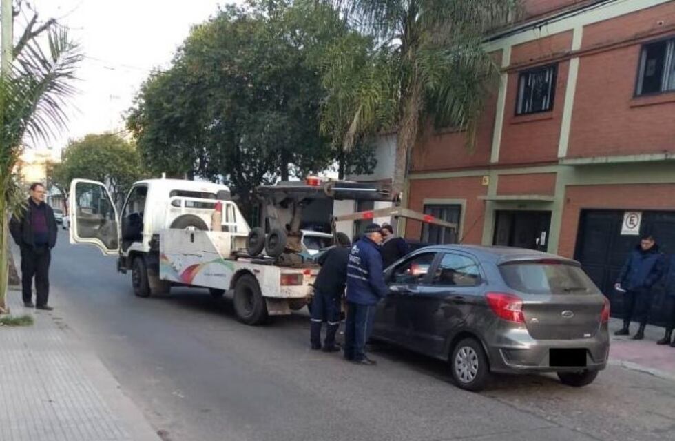 Manejaba alcoholizada, chocó y se negaba a bajar del auto