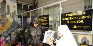El "Batman solidario" platense reparó la Ciudad Gótica de un hospital