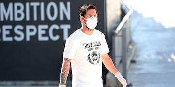 El futbolista puso a disposición su avión privado para mandar los aparatos\u002E (AP)