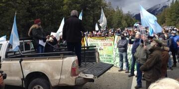Vecinos de Barioche autoconvocados (Foto: Clarín)