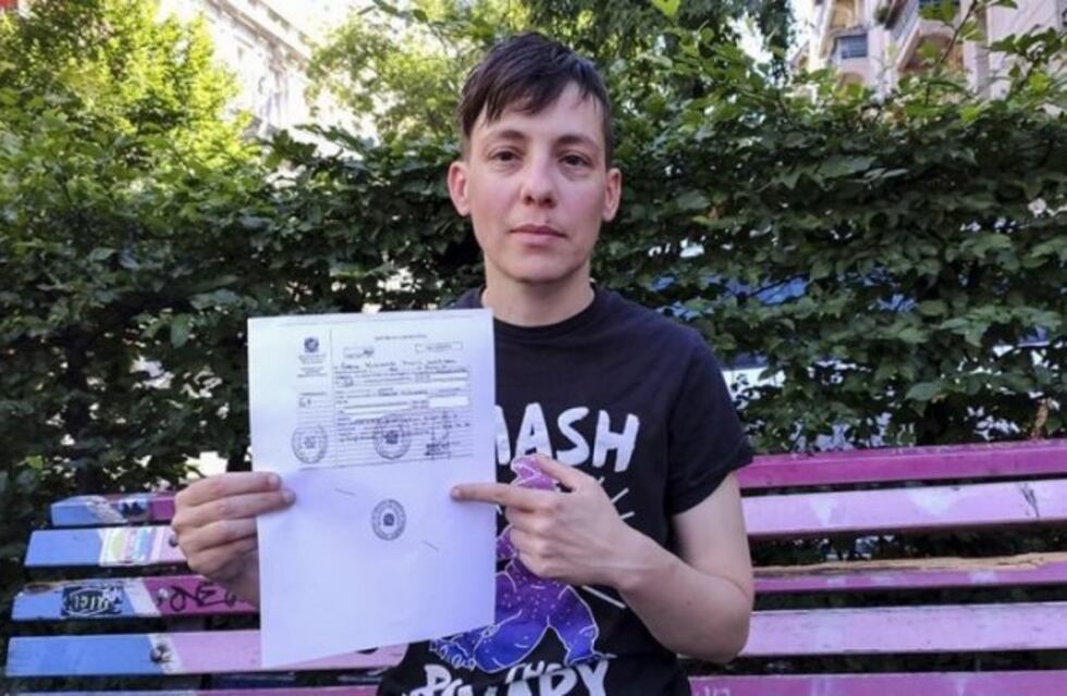Vive en Berlín, Misiones reconoce su género no binario, pero desde Nación no le otorgan su DNI
