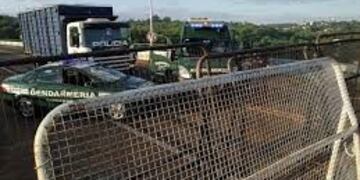 Vallas en el Puente Tancredo Neves entre Foz do Iguaçú y la vecina ciudad argentina de Iguazú\u002E (Prensa)