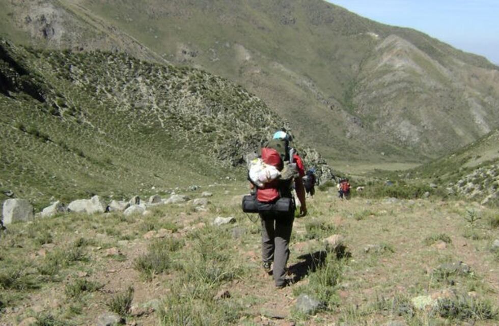 Escalaba un cerro en Potrerillos y encontró un cadáver humano