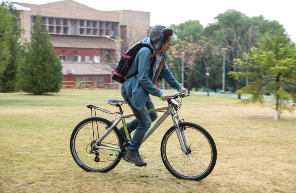 La UNCuyo le entregó bicicletas a 100 alumnos para que viajen de manera sustentable