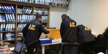 La Agencia de Investigación Criminal (AIC) ingresó a las oficinas de calle Mitre este lunes por la tarde\u002E (@mauroyasprizza)